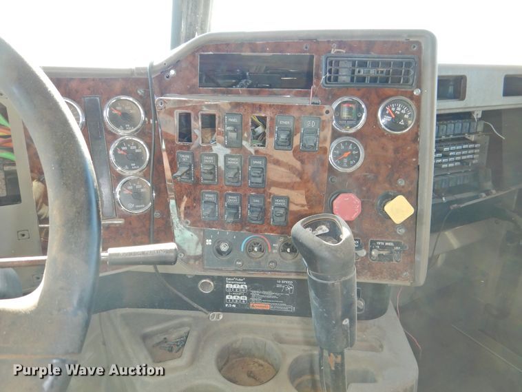 image for item DI0239 2007 International 9400i SBA  semi truck