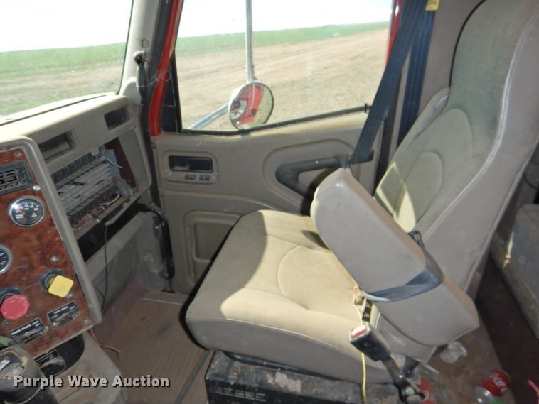 image for item DI0239 2007 International 9400i SBA  semi truck