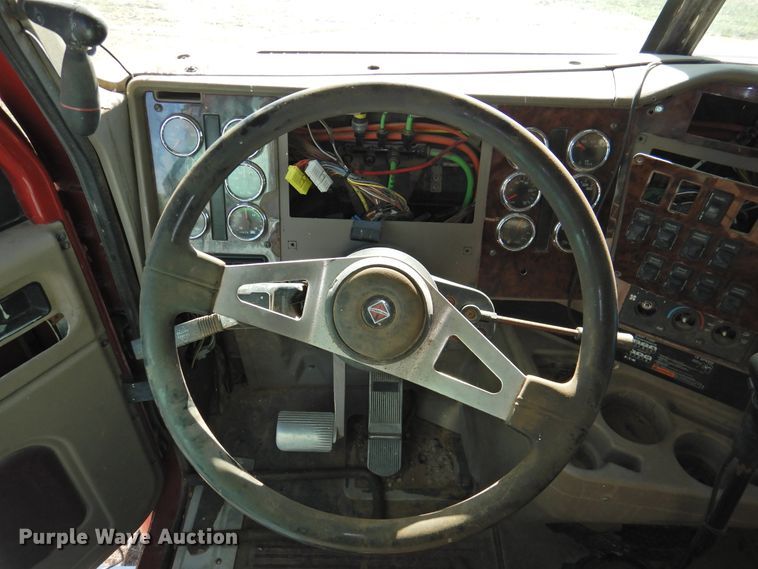 image for item DI0239 2007 International 9400i SBA  semi truck