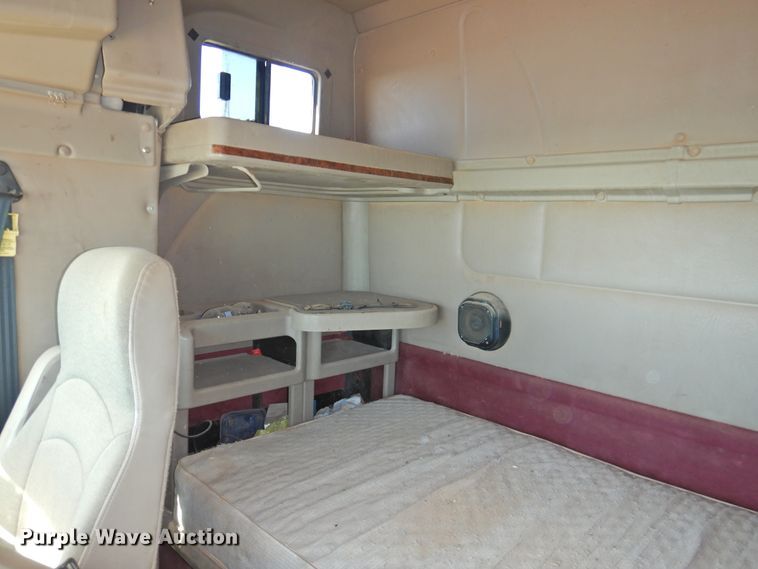 image for item DI0239 2007 International 9400i SBA  semi truck