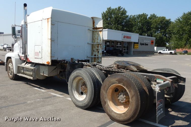 image for item DI7604 1997 Freightliner FLD  semi truck