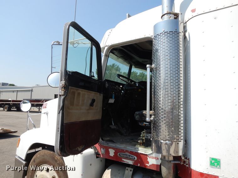 image for item DI7604 1997 Freightliner FLD  semi truck