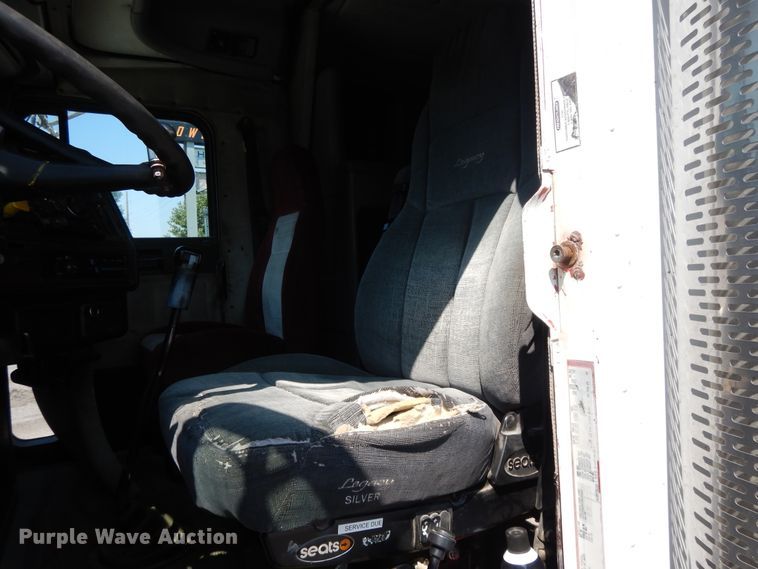 image for item DI7604 1997 Freightliner FLD  semi truck