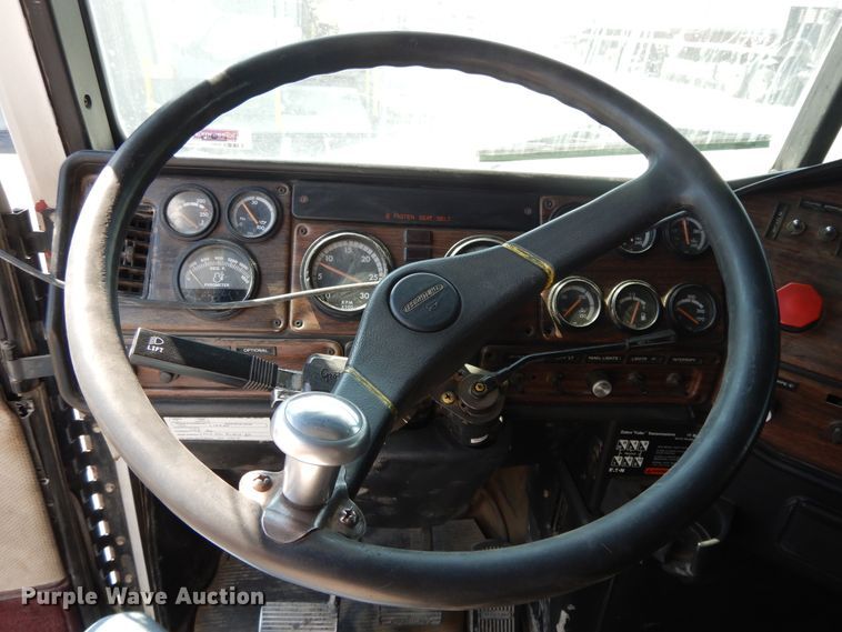 image for item DI7604 1997 Freightliner FLD  semi truck