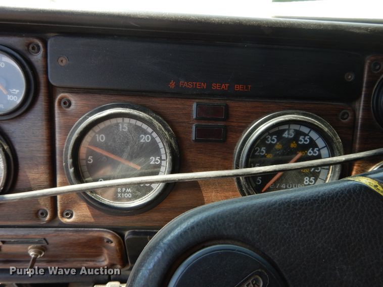 image for item DI7604 1997 Freightliner FLD  semi truck