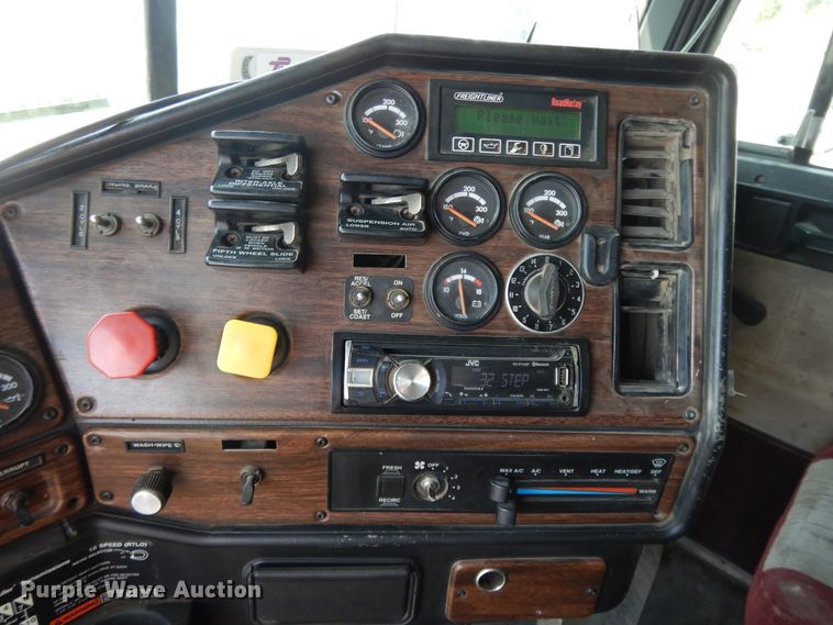 image for item DI7604 1997 Freightliner FLD  semi truck