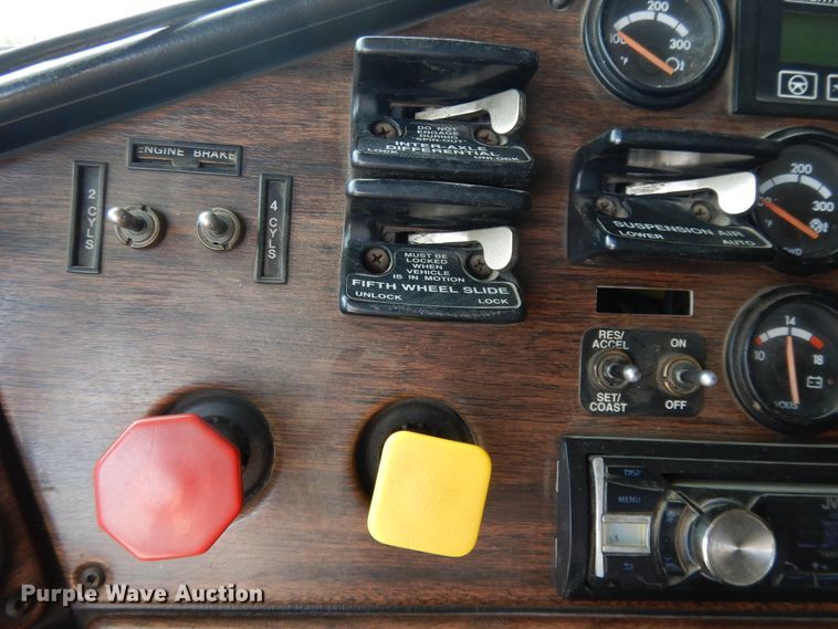 image for item DI7604 1997 Freightliner FLD  semi truck