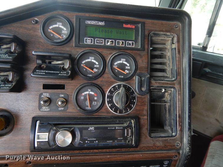 image for item DI7604 1997 Freightliner FLD  semi truck