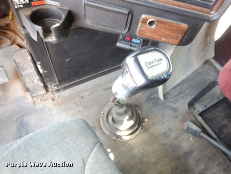 image for item DI7604 1997 Freightliner FLD  semi truck