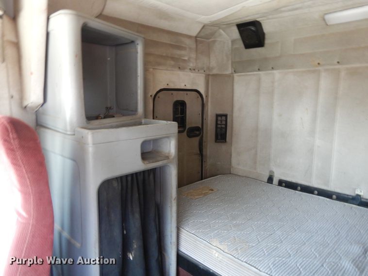 image for item DI7604 1997 Freightliner FLD  semi truck