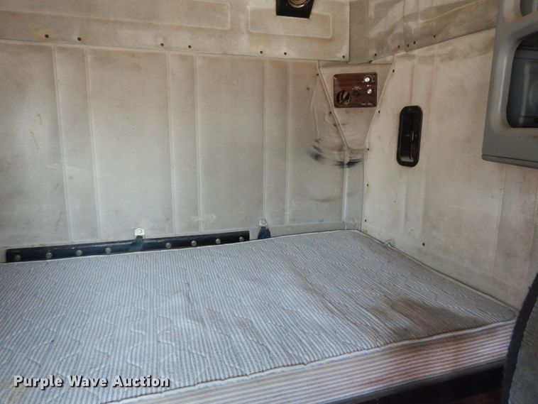 image for item DI7604 1997 Freightliner FLD  semi truck