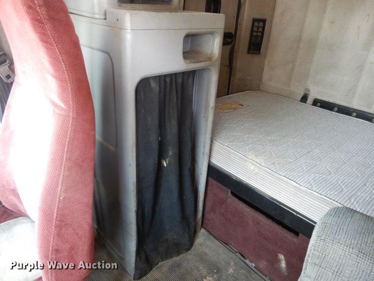 image for item DI7604 1997 Freightliner FLD  semi truck