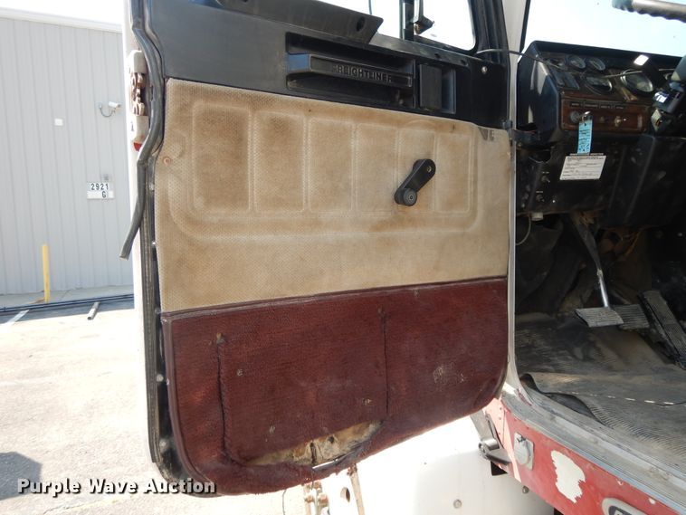 image for item DI7604 1997 Freightliner FLD  semi truck