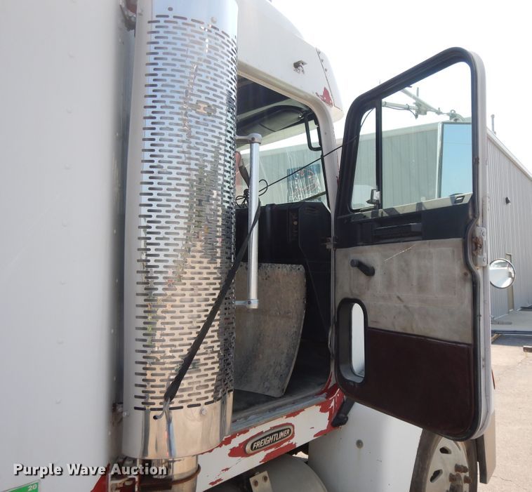 image for item DI7604 1997 Freightliner FLD  semi truck