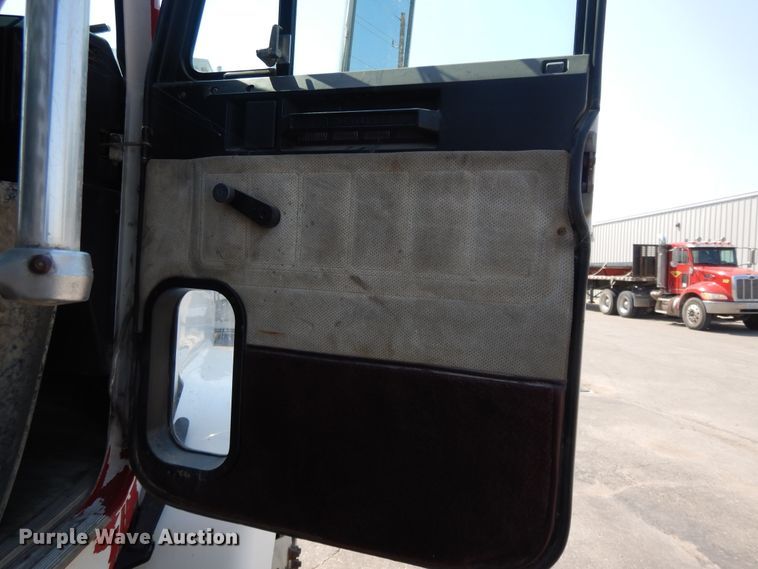 image for item DI7604 1997 Freightliner FLD  semi truck