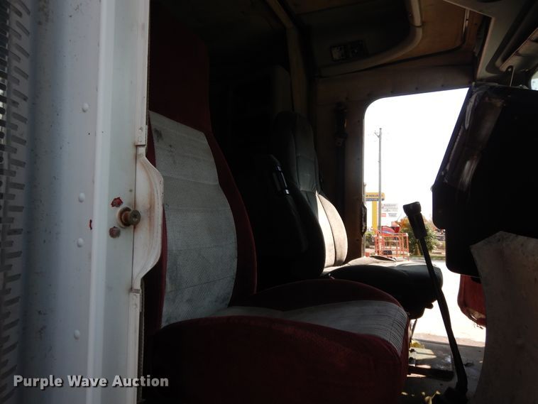 image for item DI7604 1997 Freightliner FLD  semi truck