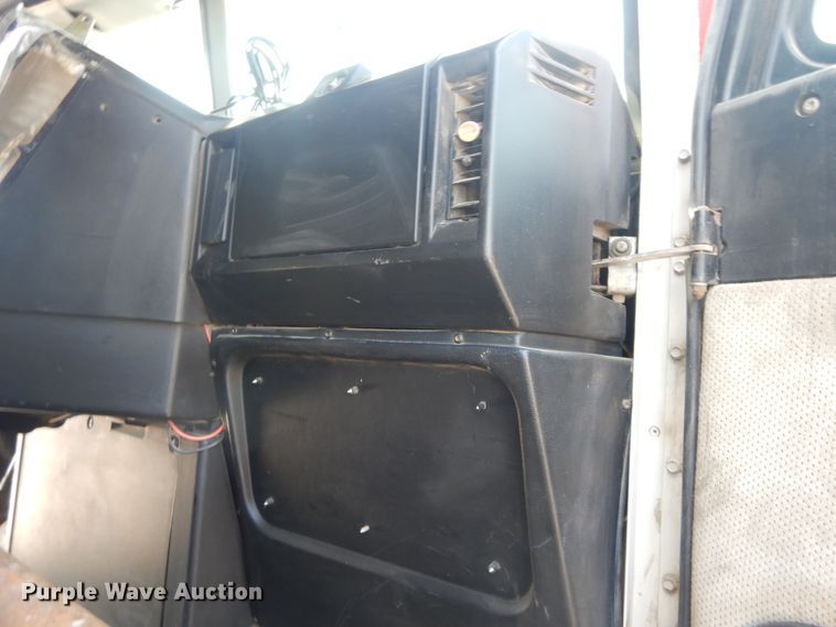 image for item DI7604 1997 Freightliner FLD  semi truck