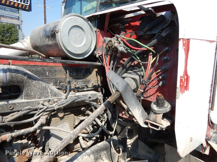 image for item DI7604 1997 Freightliner FLD  semi truck