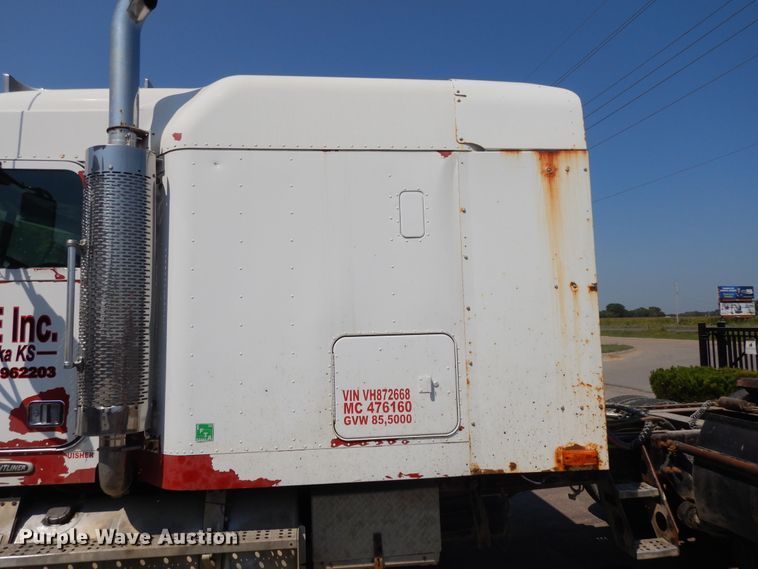 image for item DI7604 1997 Freightliner FLD  semi truck