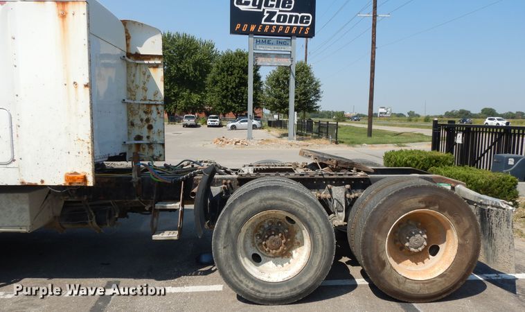 image for item DI7604 1997 Freightliner FLD  semi truck