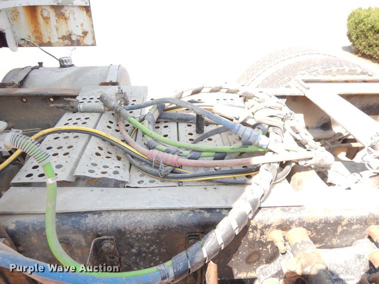 image for item DI7604 1997 Freightliner FLD  semi truck