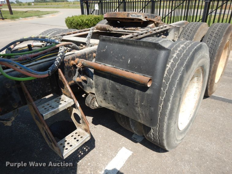 image for item DI7604 1997 Freightliner FLD  semi truck