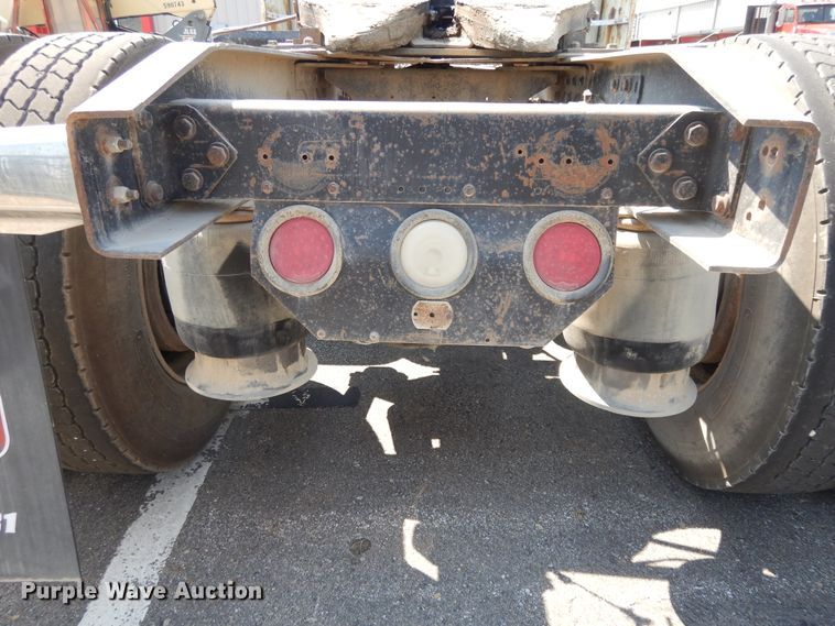 image for item DI7604 1997 Freightliner FLD  semi truck