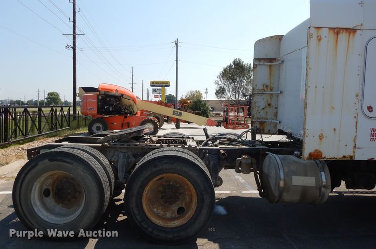 image for item DI7604 1997 Freightliner FLD  semi truck