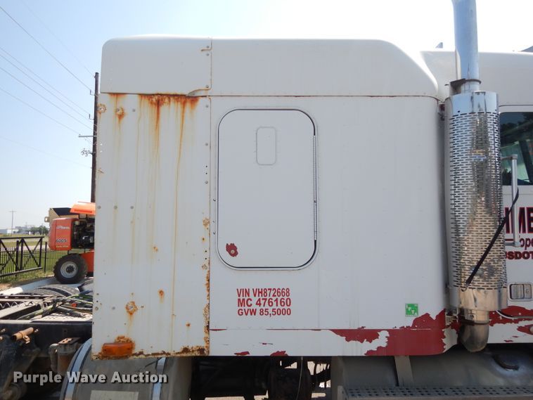 image for item DI7604 1997 Freightliner FLD  semi truck