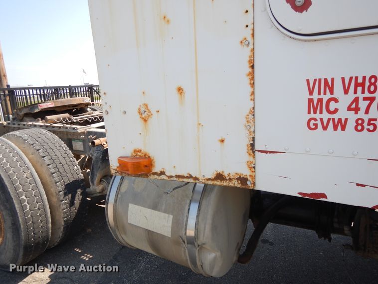 image for item DI7604 1997 Freightliner FLD  semi truck