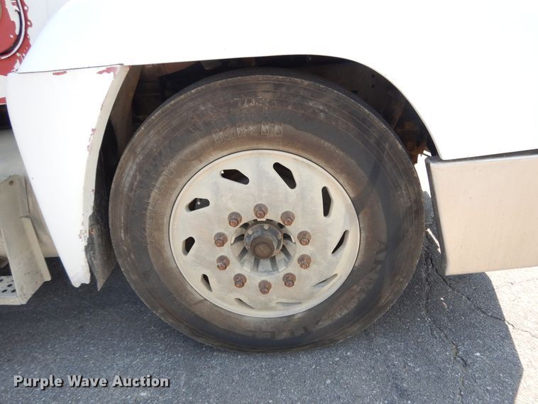 image for item DI7604 1997 Freightliner FLD  semi truck