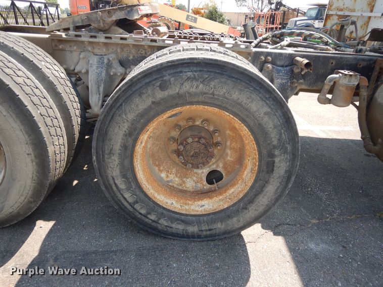 image for item DI7604 1997 Freightliner FLD  semi truck