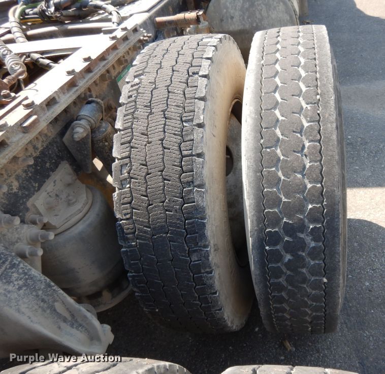 image for item DI7604 1997 Freightliner FLD  semi truck