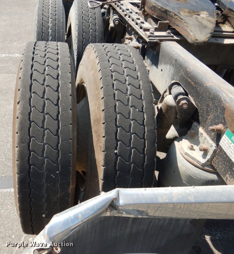 image for item DI7604 1997 Freightliner FLD  semi truck