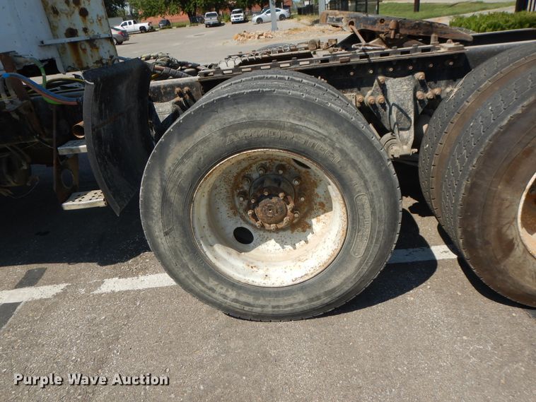 image for item DI7604 1997 Freightliner FLD  semi truck