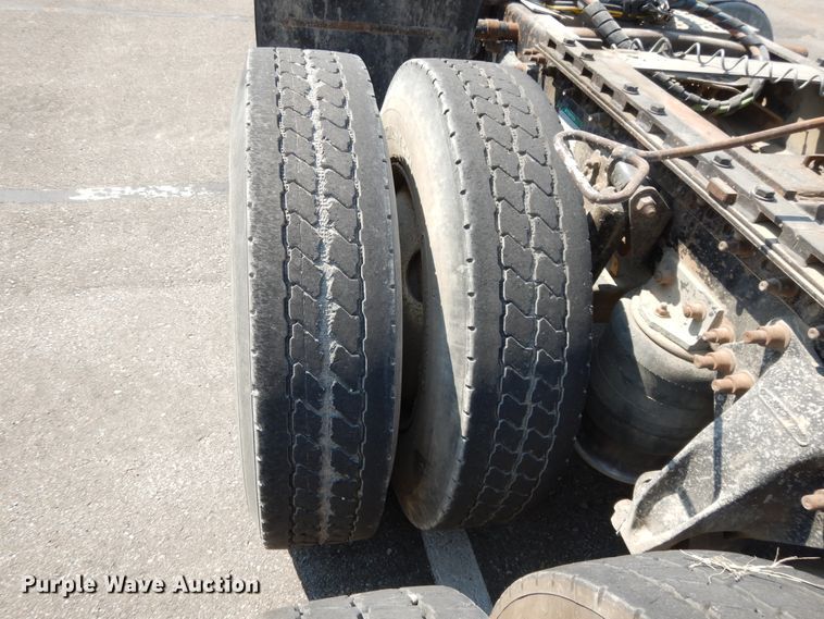 image for item DI7604 1997 Freightliner FLD  semi truck