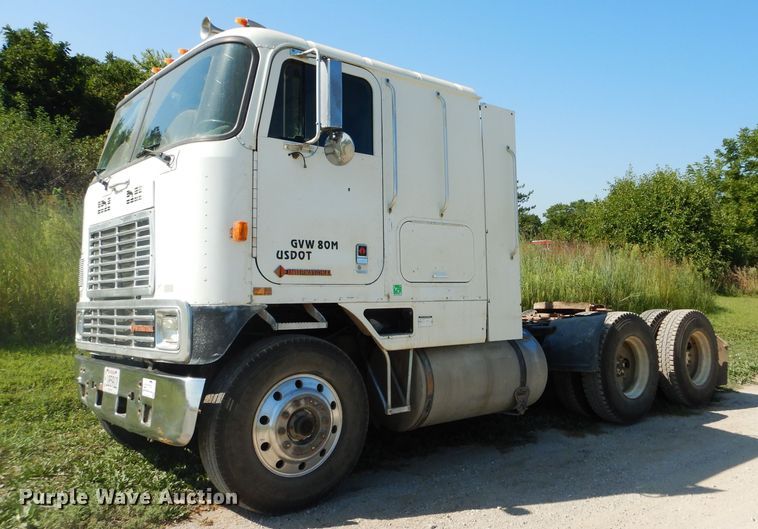 image for item DI8263 1987 International COF9670  semi truck