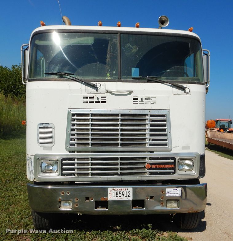 image for item DI8263 1987 International COF9670  semi truck