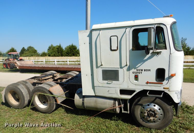 image for item DI8263 1987 International COF9670  semi truck