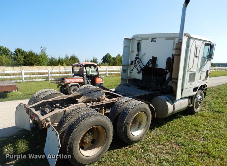 image for item DI8263 1987 International COF9670  semi truck
