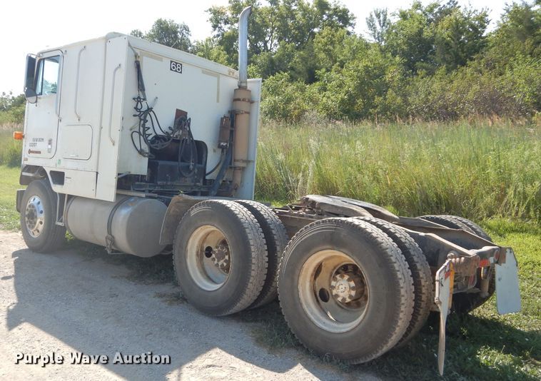 image for item DI8263 1987 International COF9670  semi truck