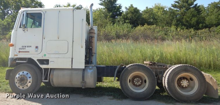 image for item DI8263 1987 International COF9670  semi truck