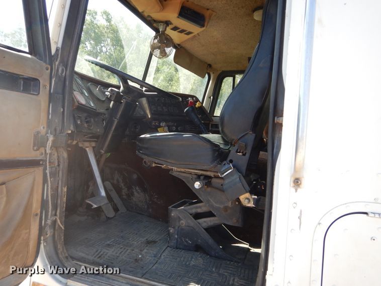 image for item DI8263 1987 International COF9670  semi truck