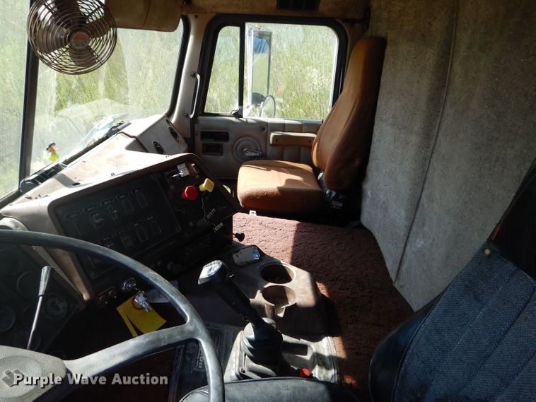 image for item DI8263 1987 International COF9670  semi truck