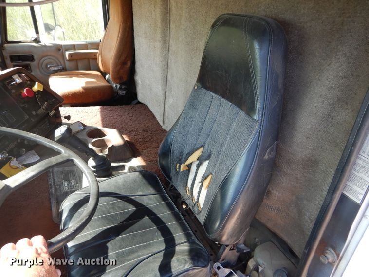 image for item DI8263 1987 International COF9670  semi truck