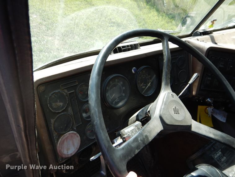 image for item DI8263 1987 International COF9670  semi truck