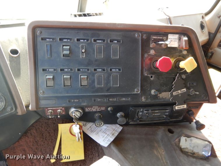 image for item DI8263 1987 International COF9670  semi truck