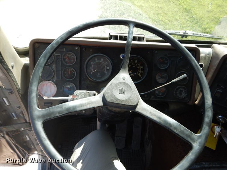 image for item DI8263 1987 International COF9670  semi truck