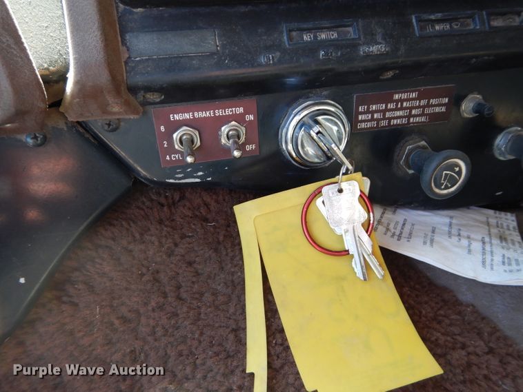 image for item DI8263 1987 International COF9670  semi truck