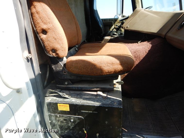 image for item DI8263 1987 International COF9670  semi truck